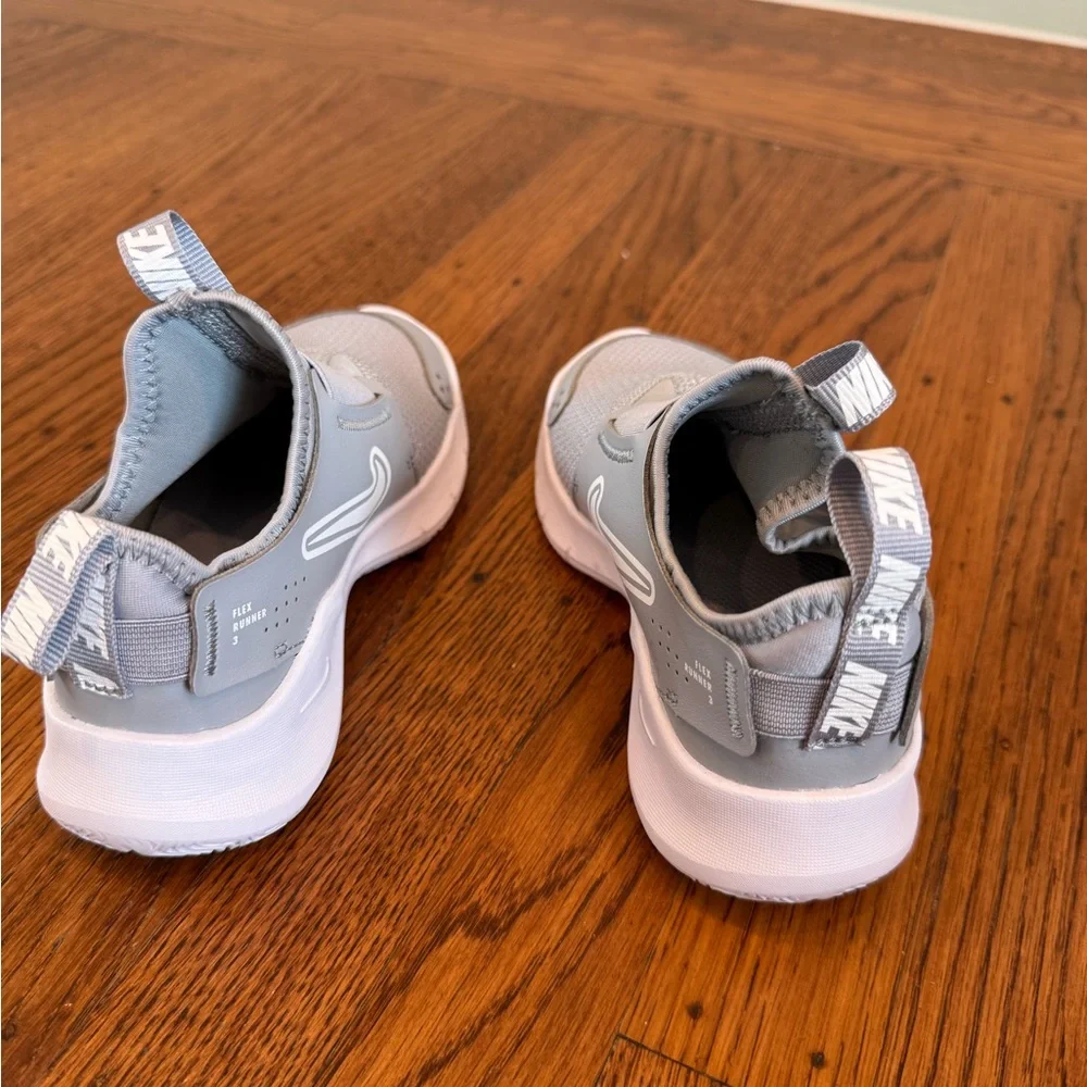 Nike Gray and White Flex Runner 3 size youth 13 - New - Picture 4 of 6